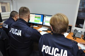 Słuchacze w sali symulacyjnej stanowiska kierowania jednostką Policji, znajdujące się w Szkole Policji w Katowicach.
