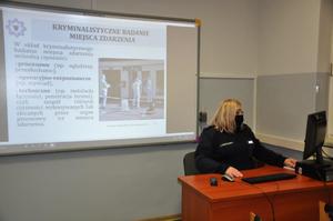 Wykładowca Szkoły Policji w Katowicach prowadzący zajęcia w sali wykładowej