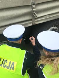 Policjanci kontrolują pojazd ciężarowy