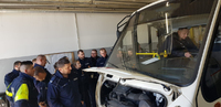 Policjanci ćwiczą kontrolę techniczną małego autobusu